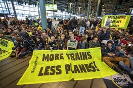 Tientallen actievoerders Schiphol Plaza weggehaald, protest gaat nog altijd verder