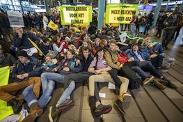 Tientallen actievoerders Schiphol Plaza weggehaald, protest gaat nog altijd verder