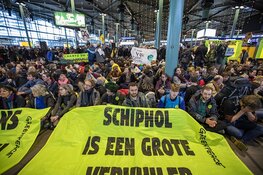 Tientallen actievoerders Schiphol Plaza weggehaald, protest gaat nog altijd verder