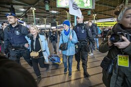 Tientallen actievoerders Schiphol Plaza weggehaald, protest gaat nog altijd verder