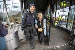 Tientallen actievoerders Schiphol Plaza weggehaald, protest gaat nog altijd verder