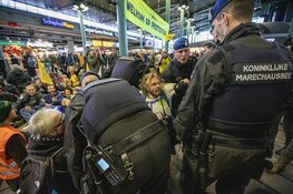 Tientallen actievoerders Schiphol Plaza weggehaald, protest gaat nog altijd verder