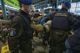 Tientallen actievoerders Schiphol Plaza weggehaald, protest gaat nog altijd verder
