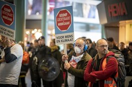 Tientallen actievoerders Schiphol Plaza weggehaald, protest gaat nog altijd verder