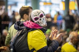 Tientallen actievoerders Schiphol Plaza weggehaald, protest gaat nog altijd verder