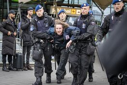 Tientallen actievoerders Schiphol Plaza weggehaald, protest gaat nog altijd verder