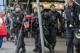 Tientallen actievoerders Schiphol Plaza weggehaald, protest gaat nog altijd verder