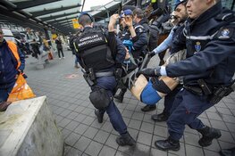 Tientallen actievoerders Schiphol Plaza weggehaald, protest gaat nog altijd verder