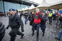 Tientallen actievoerders Schiphol Plaza weggehaald, protest gaat nog altijd verder