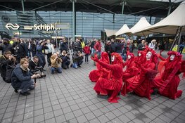 Tientallen actievoerders Schiphol Plaza weggehaald, protest gaat nog altijd verder