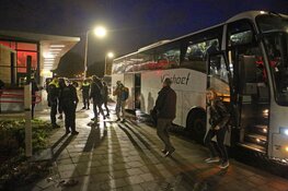 Actievoerders Greenpeace per bus overgebracht van Schiphol naar Santpoort-Noord