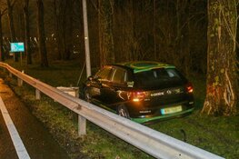 Auto eindigt achter vangrail op de A4