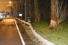 Auto eindigt achter vangrail op de A4