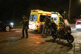 Flinke hoofdwond voor scooterrijder in Halfweg