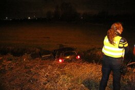 Auto slaat over de kop en belandt in sloot langs N205