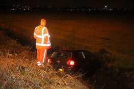 Auto slaat over de kop en belandt in sloot langs N205