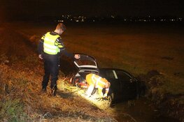 Auto slaat over de kop en belandt in sloot langs N205
