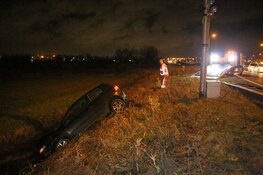 Auto slaat over de kop en belandt in sloot langs N205