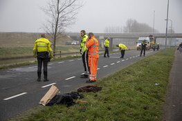Auto belandt in water Nieuw-Vennep: twee inzittenden naar ziekenhuis