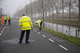 Auto belandt in water Nieuw-Vennep: twee inzittenden naar ziekenhuis