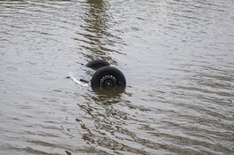 Auto belandt in water Nieuw-Vennep: twee inzittenden naar ziekenhuis
