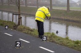 Auto belandt in water Nieuw-Vennep: twee inzittenden naar ziekenhuis