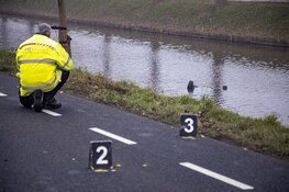 Auto belandt in water Nieuw-Vennep: twee inzittenden naar ziekenhuis