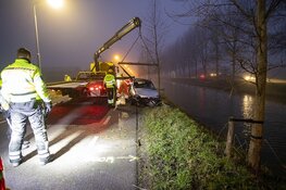 Auto belandt in water Nieuw-Vennep: twee inzittenden naar ziekenhuis