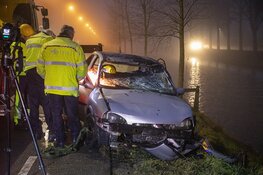 Auto belandt in water Nieuw-Vennep: twee inzittenden naar ziekenhuis