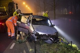 Auto belandt in water Nieuw-Vennep: twee inzittenden naar ziekenhuis