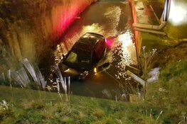 Auto te water langs Hoofddorpdreef