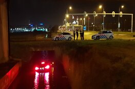 Auto te water langs Hoofddorpdreef