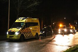 Auto botst tegen paal in Uithoorn