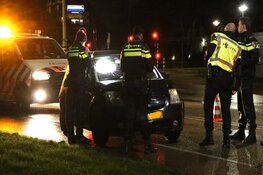 Auto botst tegen paal in Uithoorn