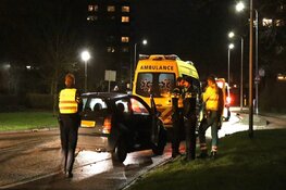 Auto botst tegen paal in Uithoorn