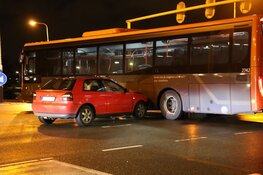 Auto tegen bus gereden in Aalsmeer