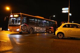 Auto tegen bus gereden in Aalsmeer