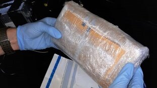 Politie onderschept 28 kilo heroïne en 50.000 euro