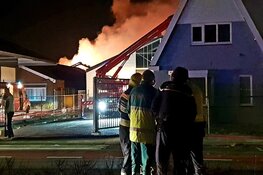 Grote brand legt loods in Boesingheliede in de as