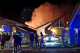 Grote brand legt loods in Boesingheliede in de as