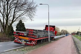 Vrachtwagen belandt in berm in Aalsmeer
