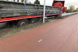 Vrachtwagen belandt in berm in Aalsmeer