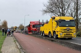 Vrachtwagen belandt in berm in Aalsmeer