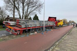 Vrachtwagen belandt in berm in Aalsmeer