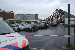 Schade aan door brand verwoeste loodsen goed zichtbaar in Boesingheliede