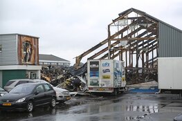 Schade aan door brand verwoeste loodsen goed zichtbaar in Boesingheliede