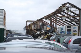 Schade aan door brand verwoeste loodsen goed zichtbaar in Boesingheliede