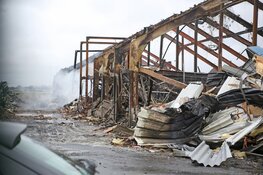 Schade aan door brand verwoeste loodsen goed zichtbaar in Boesingheliede