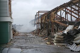 Schade aan door brand verwoeste loodsen goed zichtbaar in Boesingheliede