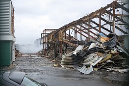 Schade aan door brand verwoeste loodsen goed zichtbaar in Boesingheliede